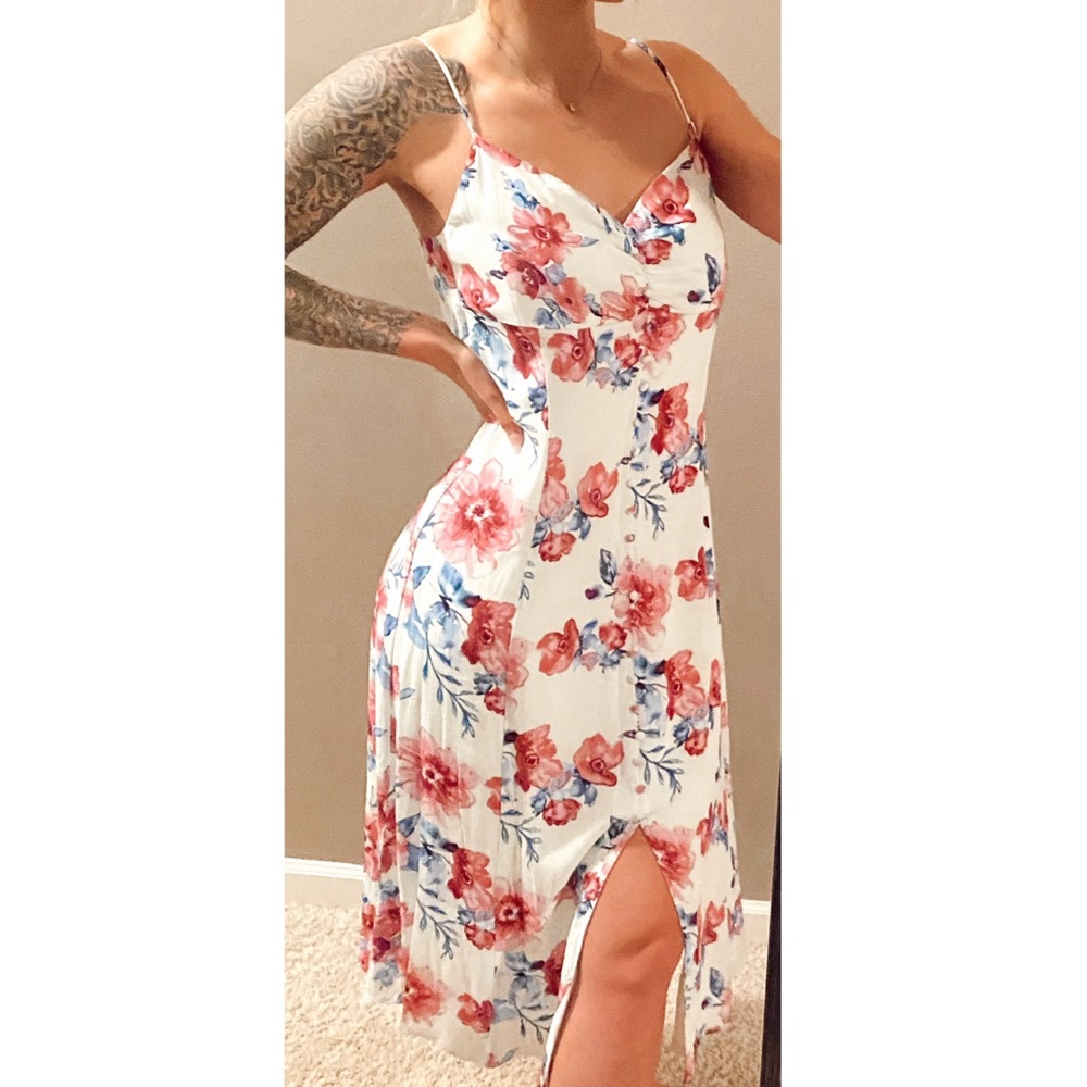 •LULU’S• WHITE FLORAL BUTTON ACCENT SLIT DRESS